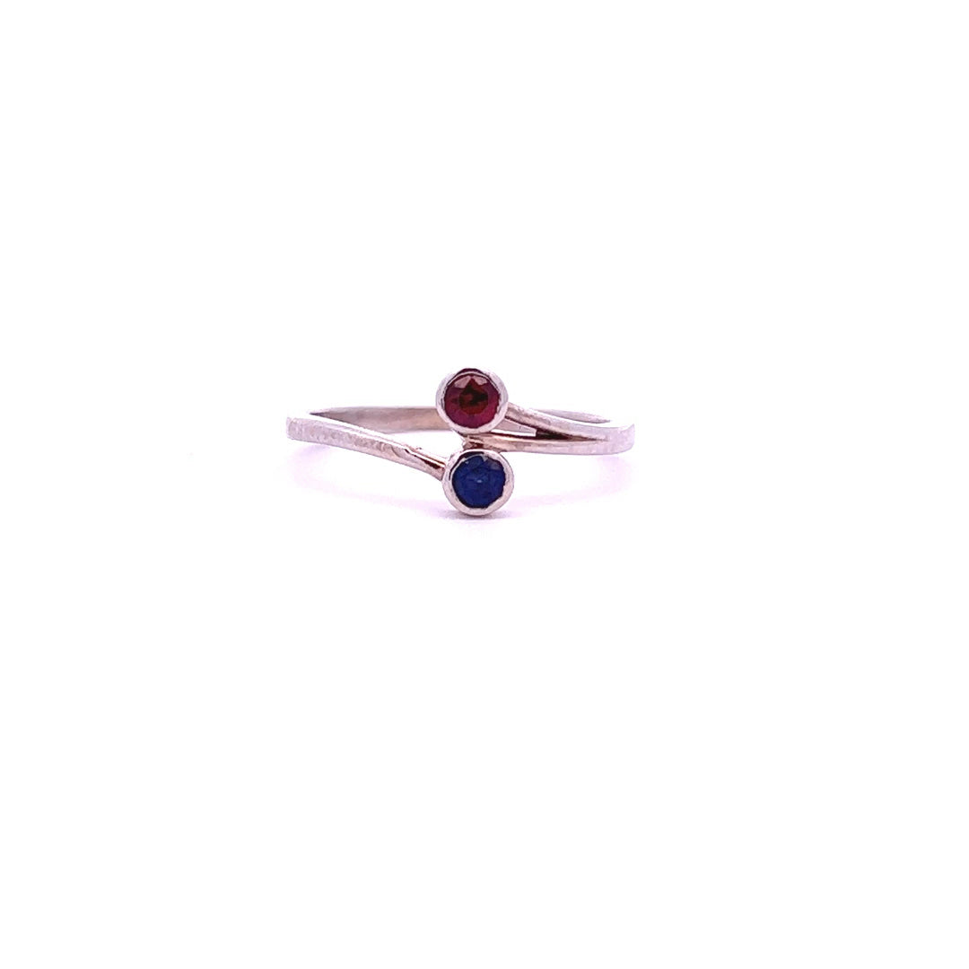 14Kt W-Gold Two Tone Stone Ring w/ Garnet&Sapphire, Size 7.5